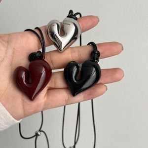 Ciondolo a cuore in acciaio inossidabile a tre colori | Oro, argento, bordeaux | Nuovo arrivo, non sbiadito, ipoallergenico, minimalista INS Desi - Product Image 3