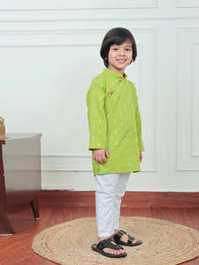 ชุดคุรตะผ้าฝ้ายสีเขียวพิมพ์ลายสำหรับเด็กผู้ชาย พร้อมชุดนอนสีขาว ชุดพื้นเมืองแบบดั้งเดิมสำหรับเด็ก ชุดคุรตะใส่สบายสำหรับงานเทศกาล งานแต่งงาน และงานปาร์ตี้ - Product Image 4