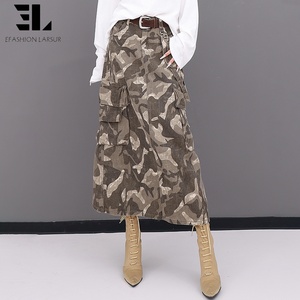 Jupes en jean décontractées à effet délavé camouflage pour femmes, fabriquées sur mesure par LARSUR, jupes cargo à taille haute, longues jupes en jean pour femmes - Product Image 1