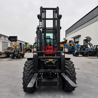 Chariot élévateur tout-terrain à moteur diesel, empileur 4x4, équipement de levage tout-terrain pour la manutention des matériaux, le chargement et le transfert de marchandises