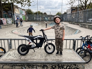 Motocicleta Infantil Todoterreno de 300W con Batería de Litio Integrada Central, 3 Velocidades, Suspensión Delantera, Frenos de Disco, 25km/h, Motor DK1, DK1 Integrado - Product Image 3
