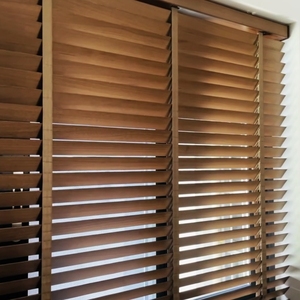 Fábrica al por mayor 50mm Muchos <span class=keywords><strong>colores</strong></span> Persianas inteligentes de madera maciza Tamaño personalizado Manual Persiana veneciana de madera - Product Image 2