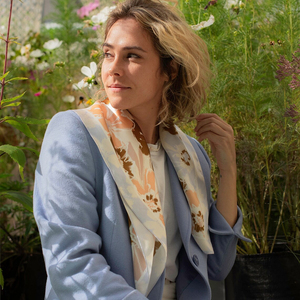 وشاح مربع نسائي قابل للتخصيص من الحرير الصناعي، طباعة رقمية، صديق للبشرة، تصميم مزدوج الجانب، تخصيص على نطاق صغير - Product Image 3