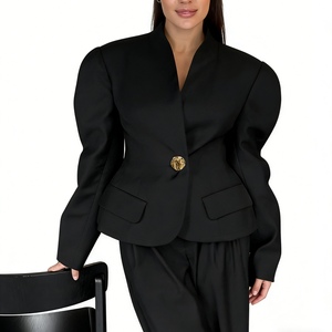 Completo da Donna <span class=keywords><strong>con</strong></span> <span class=keywords><strong>Blazer</strong></span> Nero a Maniche a Sbuffo e Pantaloni - Elegante Outfit Formale da Ufficio <span class=keywords><strong>con</strong></span> Dettagli in <span class=keywords><strong>Oro</strong></span> Sehe Fashionbisou - Product Image 3