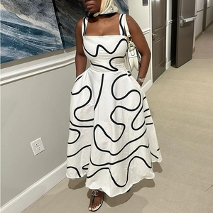 Vestido midi de verano con cuello cuadrado, estampado, entallado y con tirantes. - Product Image 1