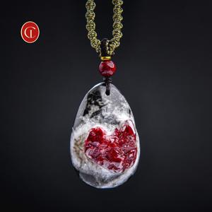 จี้หินคริสตัลซินนาบาร์สีแดงธรรมชาติ สร้อยคอหินดิบทรงเมทริกซ์ ดีไซน์ทันสมัย พร้อมเชือก หินบำบัด ป้องกันภัย เหมาะเป็นของขวัญสำหรับชาวพุทธ - Product Image 1