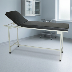 Table d'examen chirurgical réglable avec rembourrage noir et structure métallique, manuelle, pour usage hospitalier - Product Image 3