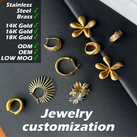 Anting-anting bunga bertekstur dengan aksen kuningan berlapis emas, romantis, untuk pesta, ukuran besar dan kecil, pernyataan mode floral untuk wanita.