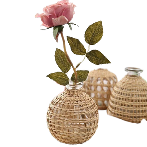 <span class=keywords><strong>Vase</strong></span> en <span class=keywords><strong>verre</strong></span> tissé de conception contemporaine avec <span class=keywords><strong>verre</strong></span> clair et panier de canne <span class=keywords><strong>rond</strong></span> en paille pour décoration de table - Product Image 4