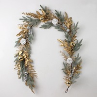 Premium Künstlicher Weihnachts-Türkranz aus grüner Kiefer mit Schnee und Gold, Weihnachtsdekoration