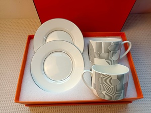 Juego de Tazas y Platos de Cerámica de Lujo, Diseño Runway en Blanco y Negro, para 2 Personas, Ideal para Regalos - Product Image 5