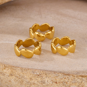 Anillo minimalista de estilo europeo y americano, anillo de acero inoxidable para mujer con sensación retro de alta gama, anillo de acero de titanio chapado en oro. - Product Image 2