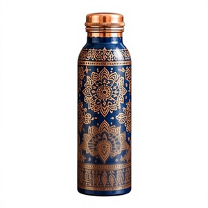 Botella de Agua de Cobre de Arte Tradicional con Dos Tazas, Diseño de Hojas Grabadas, Bebedero Ayurvédico Portátil - Product Image 1