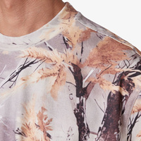 T-shirt décontracté à coupe carrée et épaules tombantes, imprimé artistique, tons neutres, motif Woodland AOP