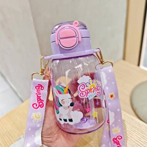 Bouteille d'eau en plastique pour enfants de 600 ml avec sangle, motifs dinosaure, baleine, <span class=keywords><strong>licorne</strong></span>, capybara, pour jus et lait - Product Image 6