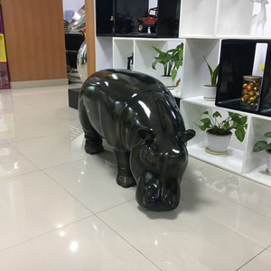 Sculpture en résine d'hippopotame, décoration d'animal contemporaine à poser au sol en extérieur, fabriquée à Huizhou - Product Image 2