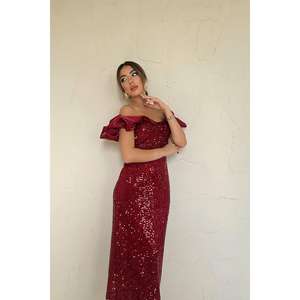 Robe de soirée fourreau bordeaux à sequins, épaules dénudées, taille naturelle, dos nu, en satin ajusté - Product Image 3