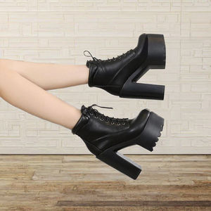 Bottines à talons hauts à plateforme à double couche à bout carré en matériau brillant breveté avec empeigne en PU et semelle extérieure en PVC - Product Image 3