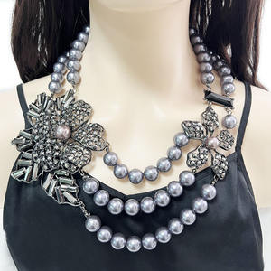 Kalung mutiara berlapis, perhiasan wanita dengan tali manik-manik dengan bunga paduan bertatahkan berlian aksesoris pernikahan modis - Product Image 3