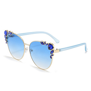 Échantillons NatuweCo lunettes de soleil polarisées pour femmes diamant brillant strass à l'intérieur lunettes cadre yeux de chat Design extérieur - Product Image 5