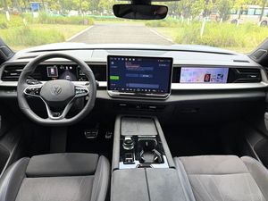 Modèle 2026 du <span class=keywords><strong>Volkswagen</strong></span> <span class=keywords><strong>Touareg</strong></span>, un véhicule tout-terrain turbocompressé, à faibles émissions et haute performance, offrant un excellent rapport qualité-<span class=keywords><strong>prix</strong></span> - Product Image 4