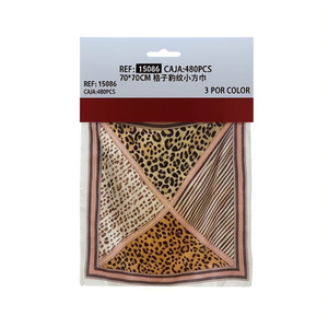 Foulard Quadrato Piccolo con Stampa Leopardata 70x70cm Accessorio di Moda per Donne - Product Image 2