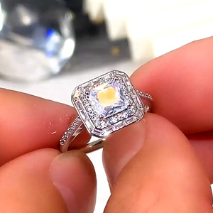 Anello con quattro punte di cristallo per donna, tono argento, accessori classici per feste e uso quotidiano - Product Image 2