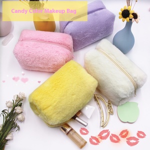 Sac à crayons en peluche <span class=keywords><strong>de</strong></span> <span class=keywords><strong>couleur</strong></span> unie en PU écologique à la mode pour filles Fermeture éclair Portable Doux Sac à cosmétiques en cire - Product Image 2