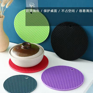 แผ่นซิลิโคนกันความร้อนรูปทรงรังผึ้ง ขนาด 18 ซม. แผ่นรองโต๊ะครัวป้องกันการลวก ชุดป้องกันภาชนะทำอาหาร จำนวน 2 ชิ้น - Product Image 4