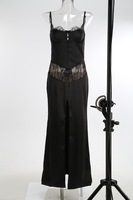 Robe longue noire sans manches à fines bretelles avec empiècements en dentelle, fente avant et découpes, coupe ajustée pour femme, idéale pour les soirées et les galas