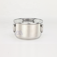 Set Peralatan Masak AXA Memiliki Desain yang Stylish dan Dapat Ditumpuk dalam Bahan Stainless Steel dengan Tiga Panci dalam Berbagai Ukuran dan Tutup yang Serasi dari Kaca
