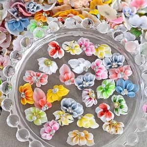 Decorazioni per Unghie Kawaii Fatte a Mano con Fiori 3D in Acrilico, Strass e Fiori 3D in Resina Personalizzati - Product Image 6