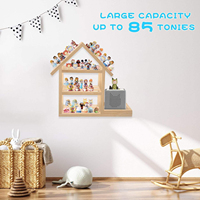 Étagère de présentation à 3 niveaux en bois de pin en forme de maison avec station de charge latérale pour figurines, poupées et objets de collection