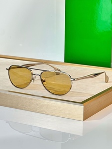 Lunettes de soleil classiques 2026 tendance pour la plage et l'extérieur, protection UV400, monture en titane, vente en gros de luxe pour les voyages et les vacances - Product Image 3