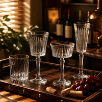 Ensemble de verres vintage à canne verticale cannelée et gaufrée, assortiment de coupes à vin et à champagne, et de verres à whisky pour bar et usage professionnel
