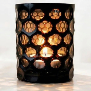 Porte-bougie moderne en verre noir avec découpes en nid d'abeille, design unique, décoration de table - Product Image 1