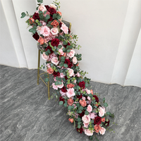 Décoration de table de mariage en rangée de fleurs artificielles roses bordeaux et feuilles d'eucalyptus vertes