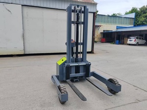 Chariot élévateur électrique avec mât à deux sections, pneus pleins, commande en position debout, batterie au plomb-acide, longueur de fourche 1500 mm, utilisation en intérieur - Product Image 6