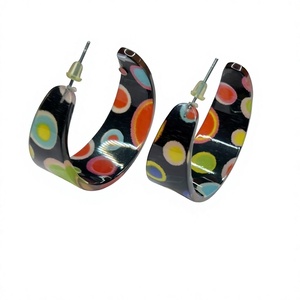 Nouvelles boucles d'oreilles en résine colorée vintage, design tendance, forme irrégulière, de qualité supérieure, pour femmes et filles. - Product Image 1