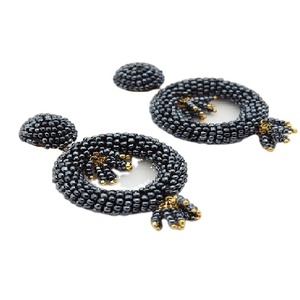 Pendientes de aro chapados en oro bohemios para mujer, diseño de cuentas de semillas colgantes, joyería de marca de alta calidad a precio mayorista - Product Image 1