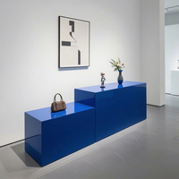 Table de présentation mobile bleue pour magasin de vêtements, idéale pour les boutiques de chaussures et sacs, et les centres commerciaux