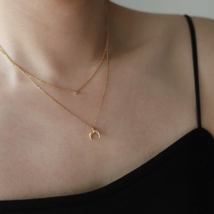 <span class=keywords><strong>Collier</strong></span> en forme de croissant de <span class=keywords><strong>lune</strong></span> inversé avec corne de diamant vert Niche - Product Image 2