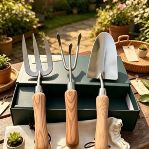 Grossiste en outils de jardin à faible MOQ : pelle en métal, râteau à feuilles et kit de bonsaï pour le désherbage, coffrets cadeaux de Noël - Product Image 1