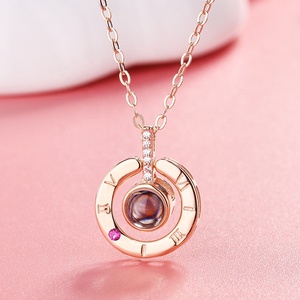 Collar con Proyección de Anillo y Colgante Personalizado con Diseño de <span class=keywords><strong>Te</strong></span> <span class=keywords><strong>Amo</strong></span> <span class=keywords><strong>en</strong></span> 100 <span class=keywords><strong>Idiomas</strong></span> - Product Image 3