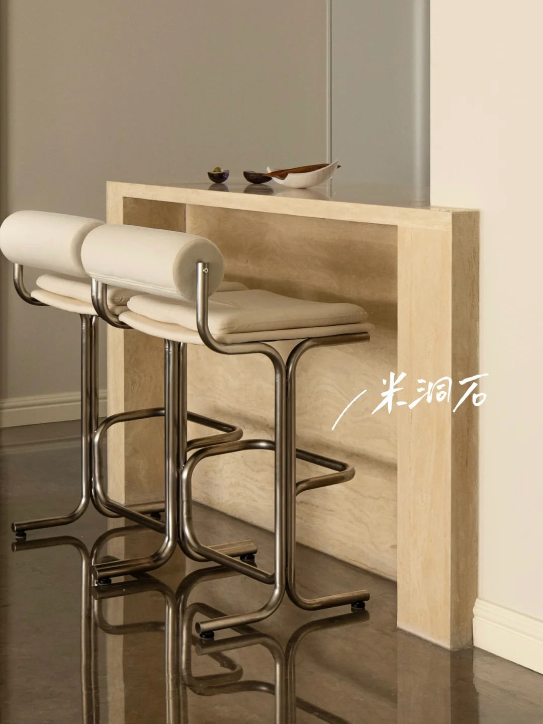 Hauteur d'assise 55 cm, coussin en lin blanc, jambes nues