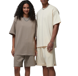 Ensemble personnalisé unisexe 2 pièces en coton 100% 300 g/m² pour l'été, comprenant un T-shirt court à col rond, coupe oversize et épaules tombantes, et un short, coupe carrée. - Product Image 1