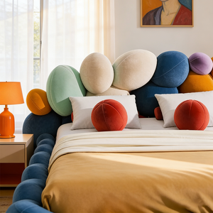 Lit plateforme design unique et créatif avec rembourrage doux en forme de bulles, lit double en tissu capitonné minimaliste de luxe pour hôtel, en vente - Product Image 5