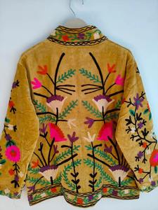 Veste Suzani en velours artisanal de qualité supérieure, manteau brodé Boho pour textile ouzbek vintage, disponible à un prix abordable - Product Image 6