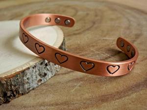 Brazalete Magnético de Cobre con Patrón de Corazón de Calidad Premium, Terapia Energética, Ajustable para Uso Diario, Disponible para la Venta - Product Image 3