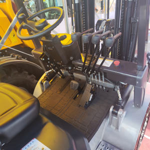 Carrello Elevatore Completamente Elettrico Rhinoceros CPD30 2.5 Tonnellate 4WD con Batteria agli Ioni di Litio e Accessorio Rotante per Uso Portuale - Product Image 6